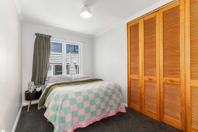 Photo of property in 15 Mana View Road, Paremata, Porirua, 5026