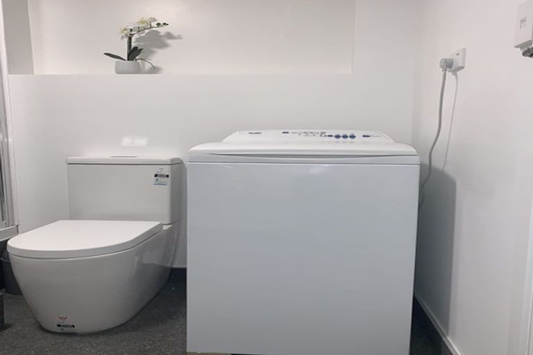 Photo of property in 111 Pupuke Road, Northcote, Auckland, 0627