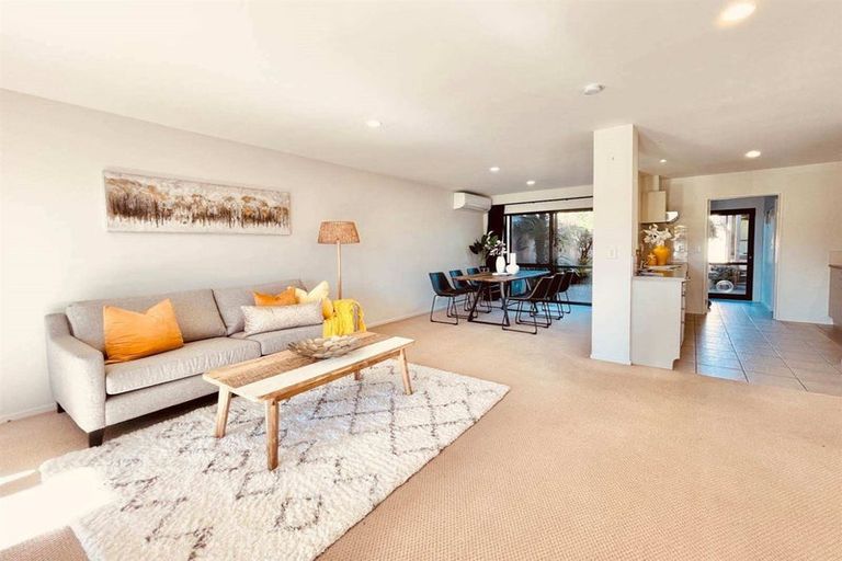 Photo of property in 16 Spalding Rise, Golflands, Auckland, 2013