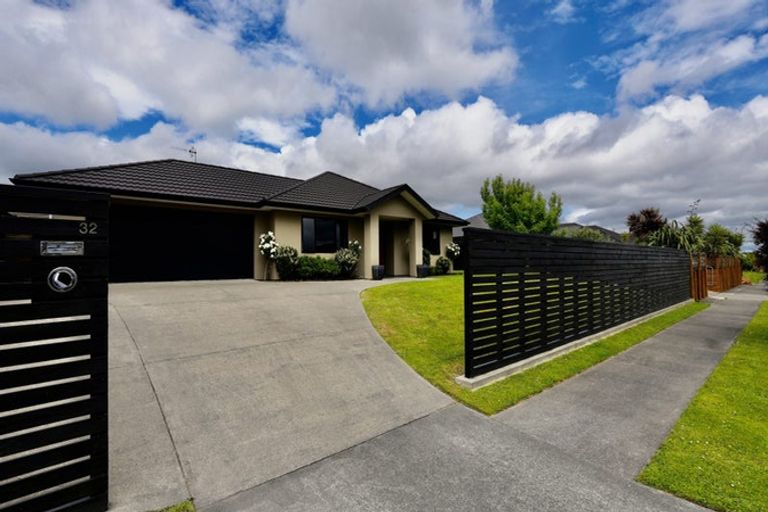 Photo of property in 32 Rosalie Terrace, Kelvin Grove, Palmerston North, 4414