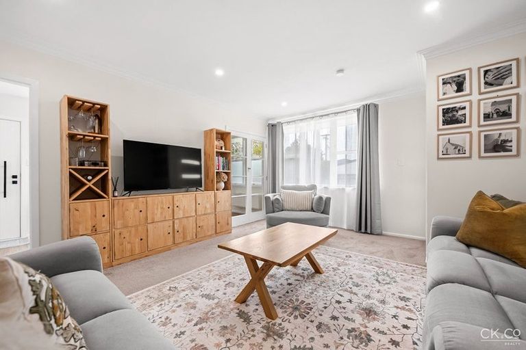 Photo of property in 1a Saulbrey Grove, Woburn, Lower Hutt, 5010