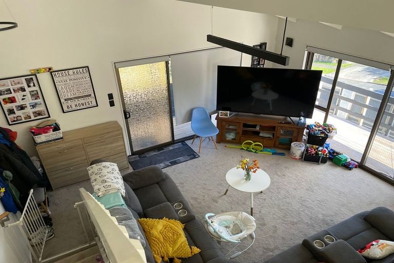 Photo of property in 42 Holyoake Place, Chatswood, Auckland, 0626