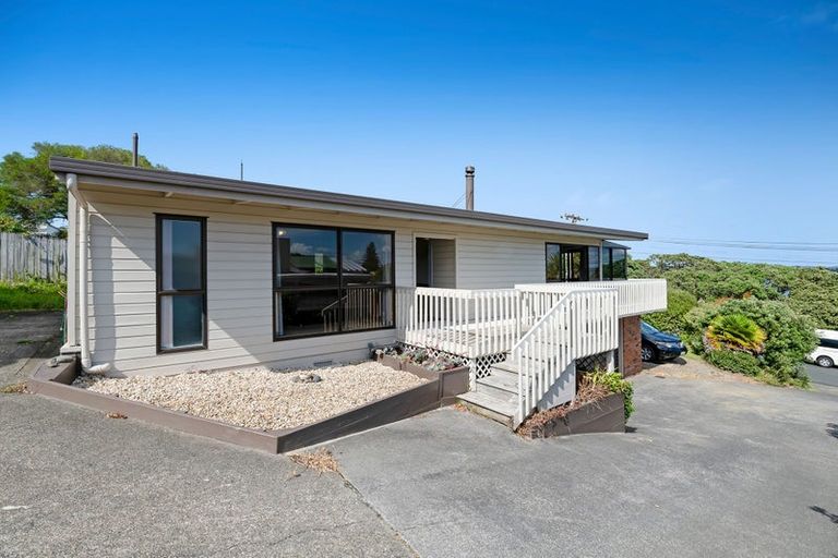 Photo of property in 25a Tindalls Bay Road, Tindalls Beach, Whangaparaoa, 0930