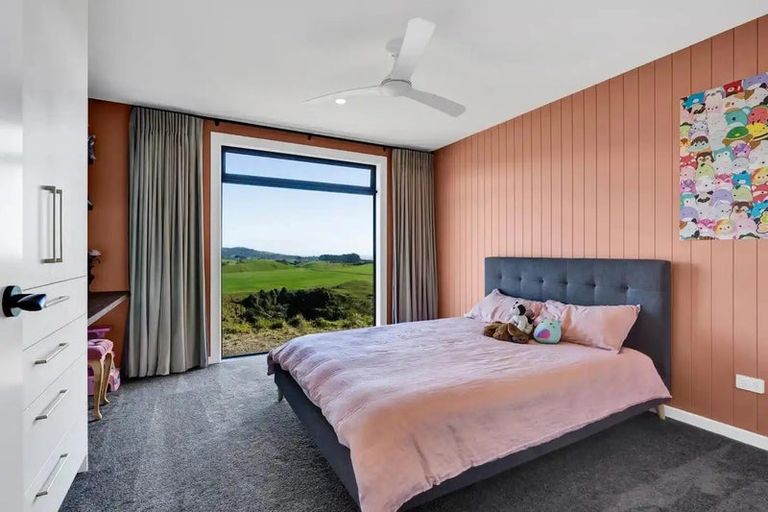 Photo of property in 7 Te Ara Karoiroa Road, Hurford, New Plymouth, 4374