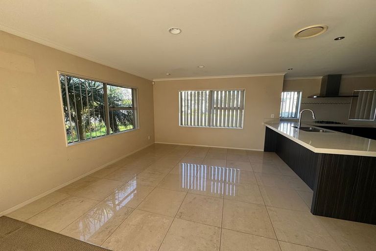 Photo of property in 2 Oakhurst Avenue, Flat Bush, Auckland, 2019