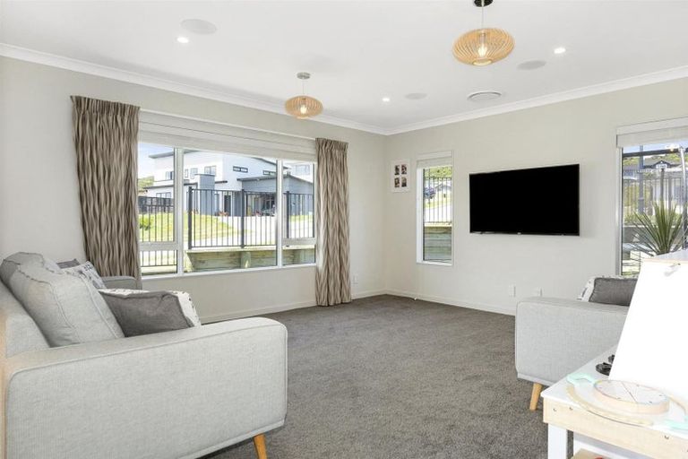 Photo of property in 35 Margaret Shields Avenue, Aotea, Porirua, 5024