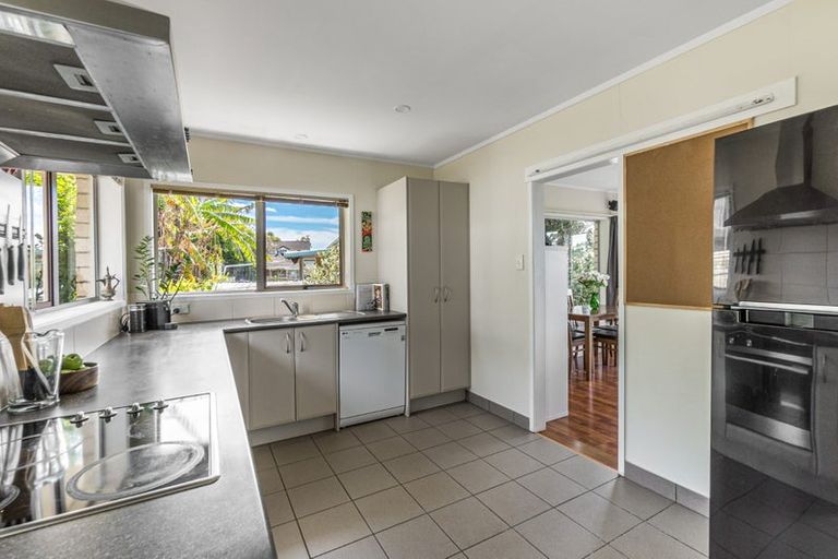 Photo of property in 2/12 Girrahween Drive, Totara Vale, Auckland, 0629
