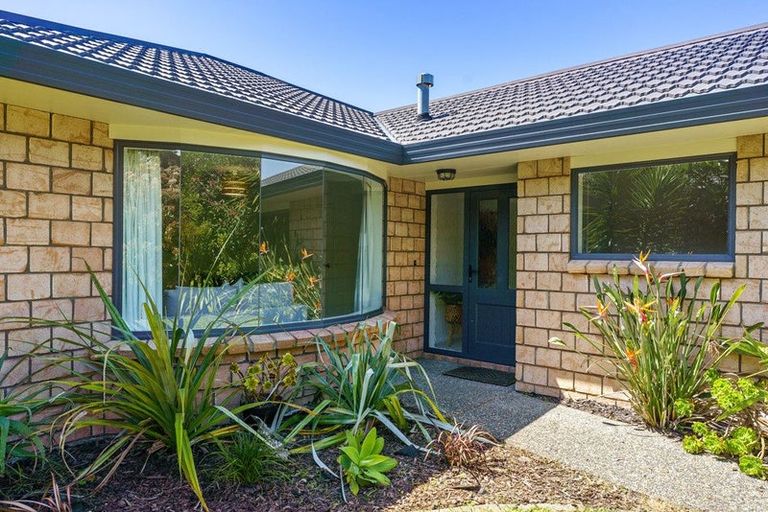 Photo of property in 22 Leanne Way, Waikanae Beach, Waikanae, 5036