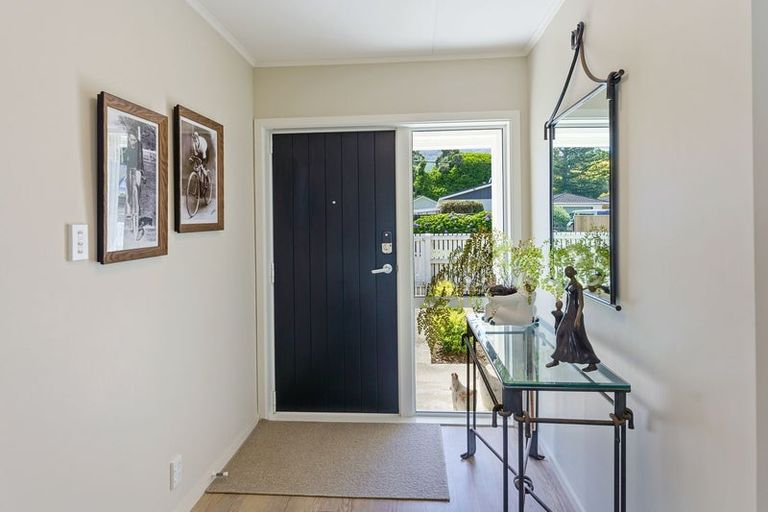 Photo of property in 16 Sunny Glen, Waikanae, 5036