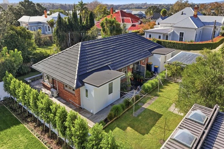 Photo of property in 1/3a First Avenue, Stanley Point, Auckland, 0624