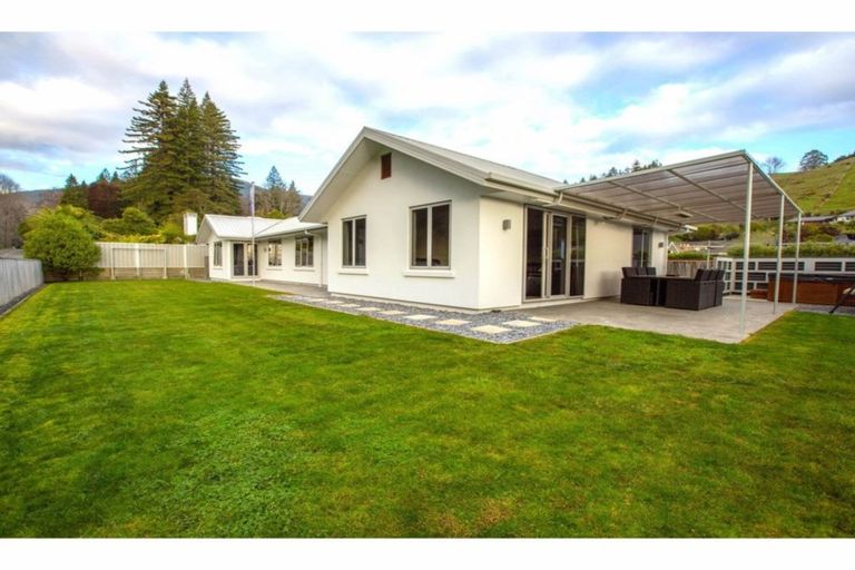 Photo of property in 3 Tussock Place, Stoke, Nelson, 7011