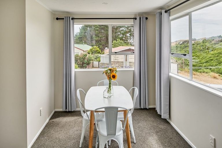 Photo of property in 30 Colchester Crescent, Newlands, Wellington, 6037