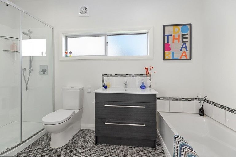 Photo of property in 11 Beacon Hill Road, Strathmore Park, Wellington, 6022