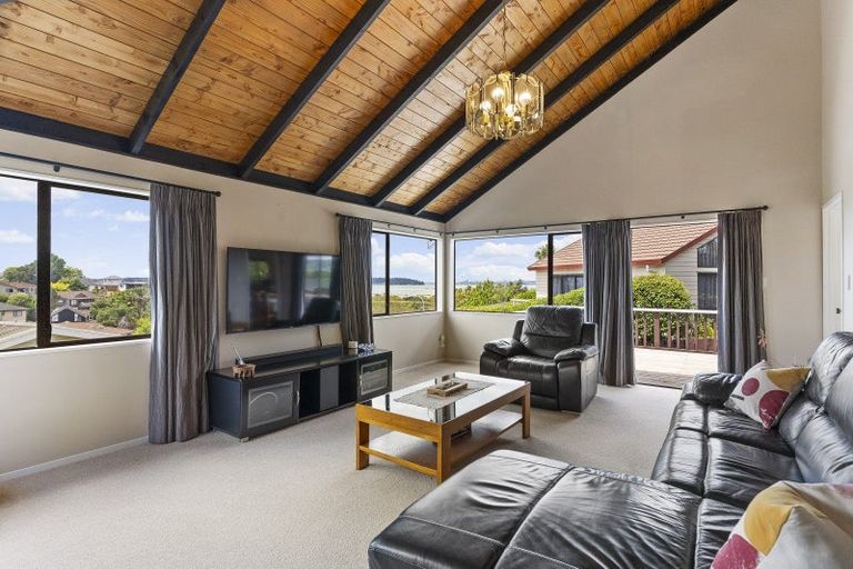 Photo of property in 33 Marina View Drive, West Harbour, Auckland, 0618