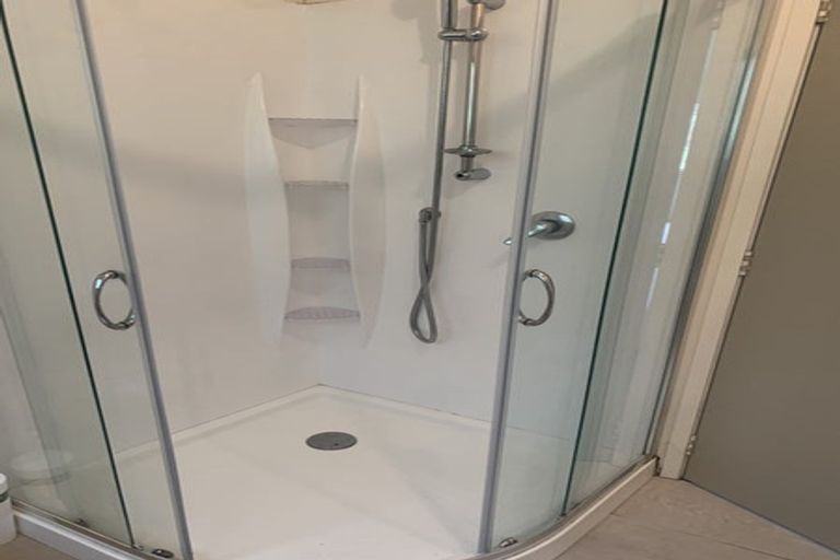 Photo of property in 1 Laingholm Drive, Laingholm, Auckland, 0604