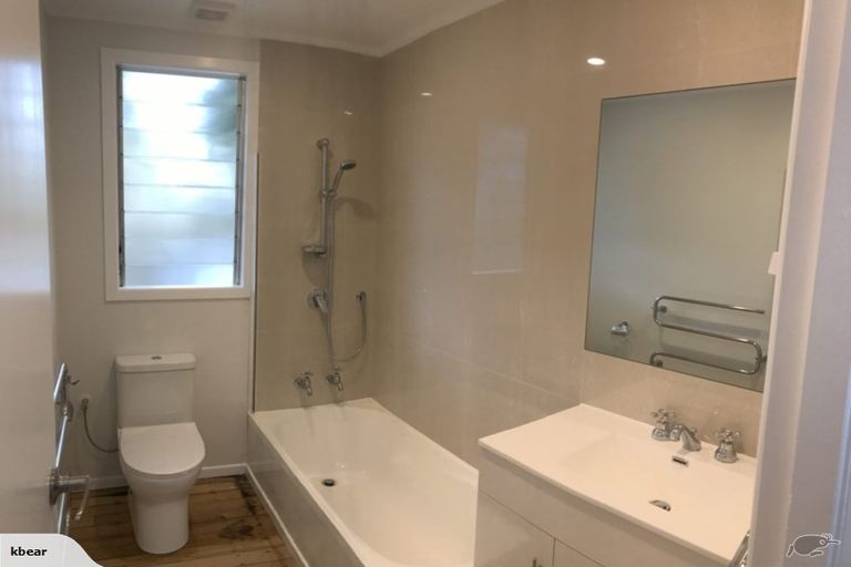 Photo of property in 2/4 Sydney Street, Hauraki, Auckland, 0622