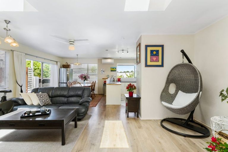 Photo of property in 3a Leiden Place, Totara Vale, Auckland, 0629