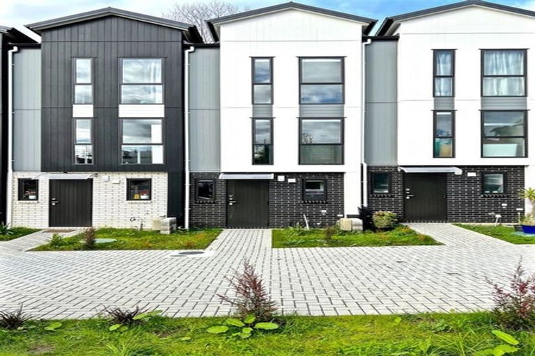 Photo of property in 57 Morihana Close, Glen Eden, 0602