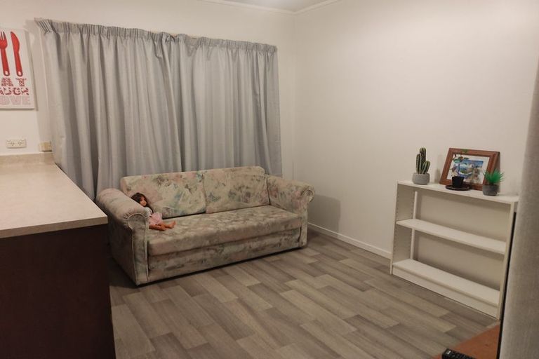 Photo of property in 2/35 Buscomb Avenue, Henderson, Auckland, 0610