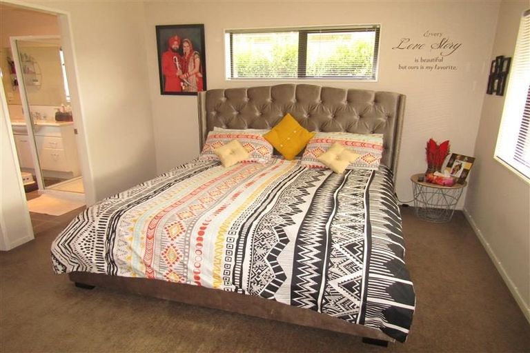 Photo of property in 24 Percy Kinsman Crescent, Riverstone Terraces, Upper Hutt, 5018