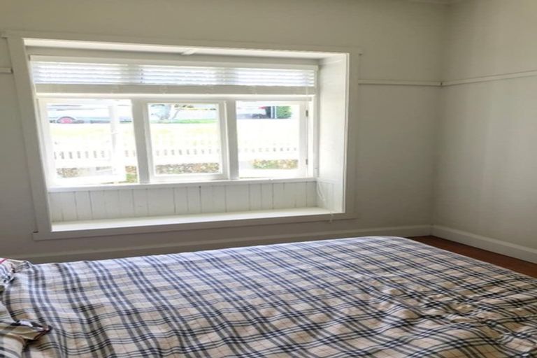 Photo of property in 12 William Bond Street, Stanley Point, Auckland, 0624