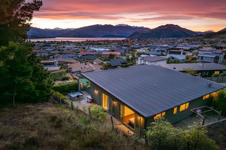 Photo of property in 12 Bovett Place, Wanaka, 9305