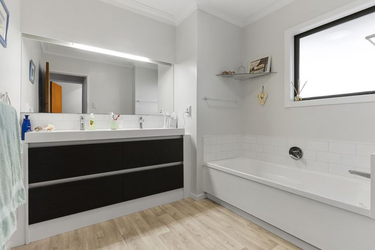 Photo of property in 48 Parkhurst Road, Helensville, 0874