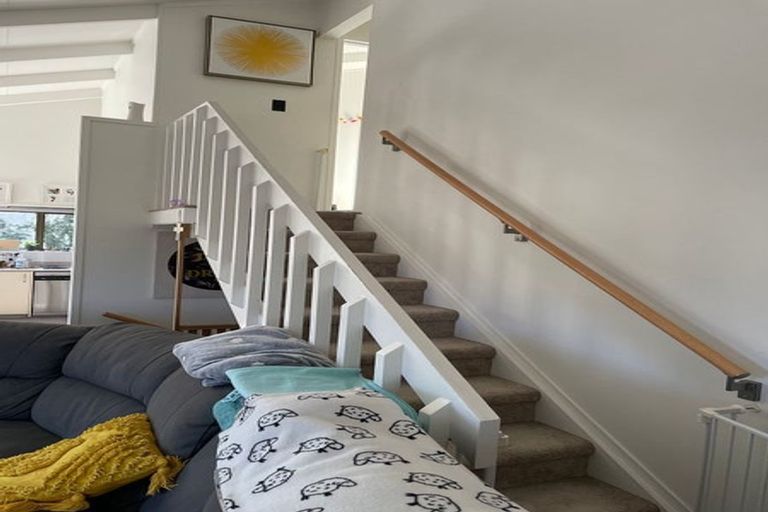 Photo of property in 42 Holyoake Place, Chatswood, Auckland, 0626