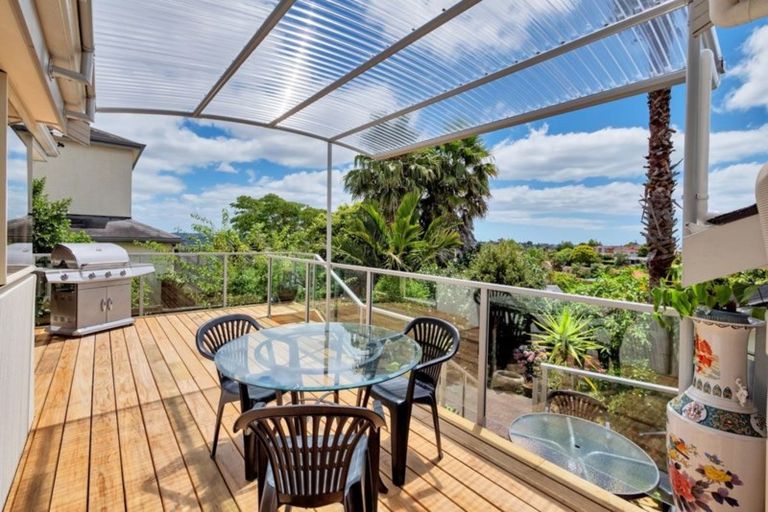 Photo of property in 1/8 Sunset Road, Unsworth Heights, Auckland, 0632