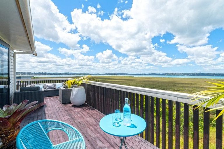 Photo of property in 33 Dawnhaven Drive, Te Atatu Peninsula, Auckland, 0610