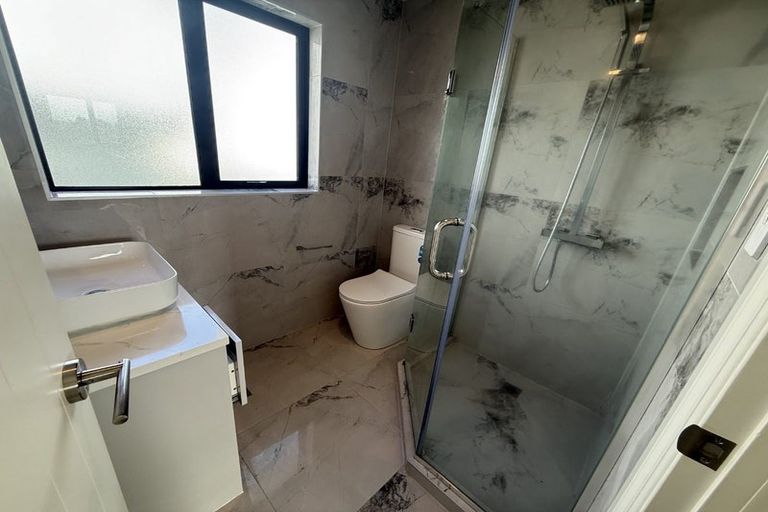 Photo of property in 2e Convair Crescent, Mangere, Auckland, 2022