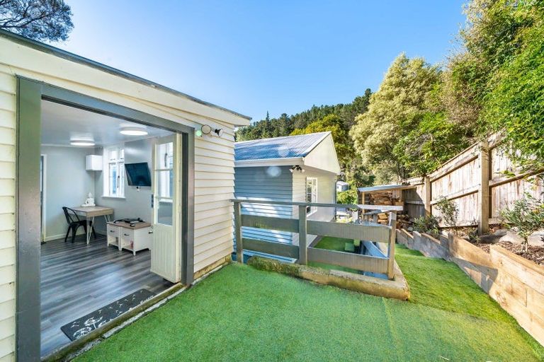Photo of property in 114 Pinehaven Road, Pinehaven, Upper Hutt, 5019