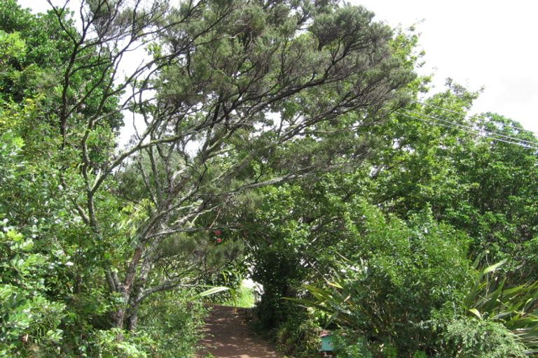 Photo of property in 132 Island Bay Road, Beach Haven, Auckland, 0626