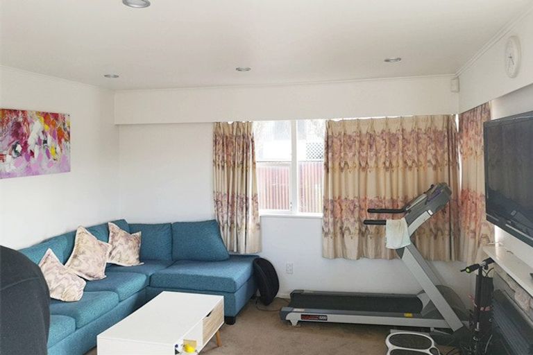 Photo of property in 70 Glendene Avenue, Glendene, Auckland, 0602