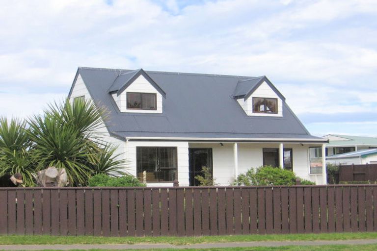 Photo of property in 6 Cousins Avenue East, Foxton Beach, Foxton, 4815