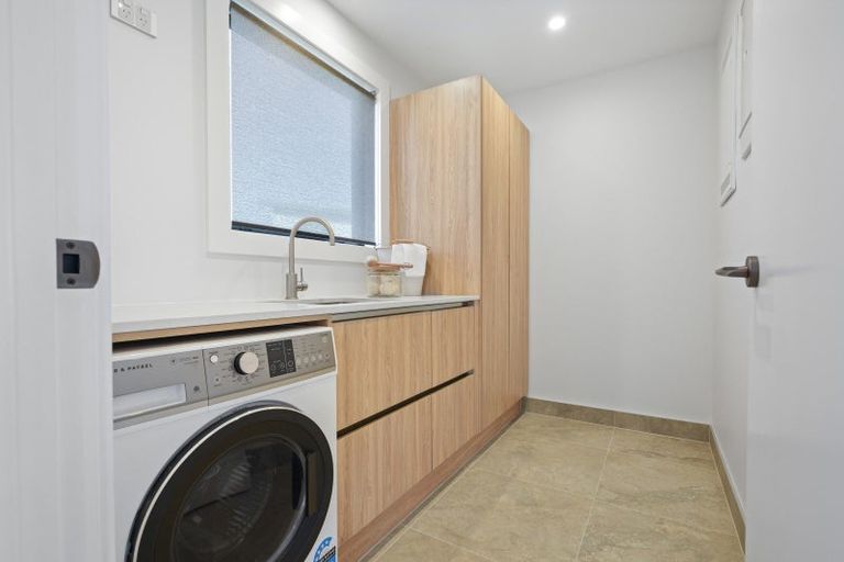 Photo of property in 21 Fred Carr Place, One Tree Point, 0118