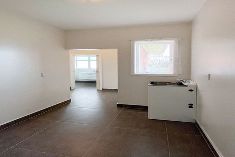 Photo of property in 6 Newington Road, Henderson, Auckland, 0612