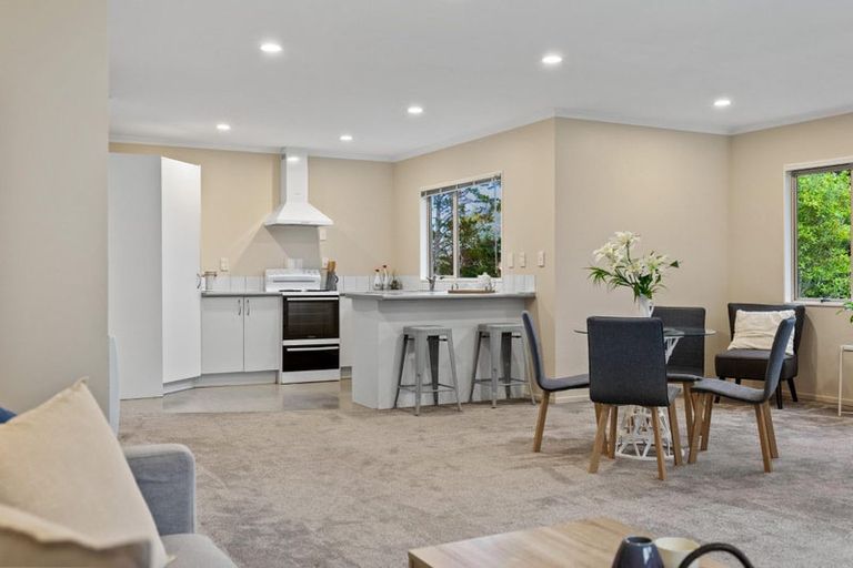 Photo of property in 20 Quincey Place, Massey, Auckland, 0614