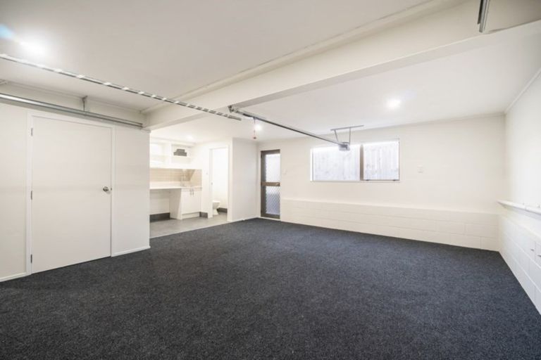 Photo of property in 2/17 Oliver Street, Point Chevalier, Auckland, 1022