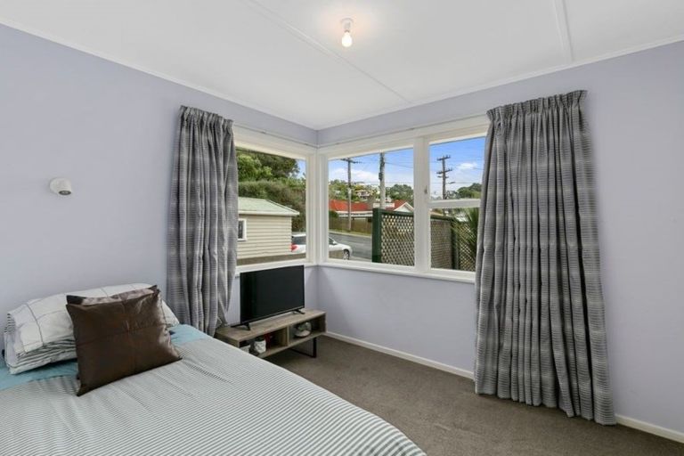 Photo of property in 25 Catherine Crescent, Paparangi, Wellington, 6037