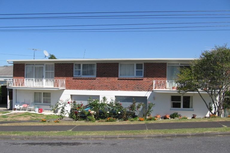 Photo of property in 3/2 Scarboro Terrace, Murrays Bay, Auckland, 0630
