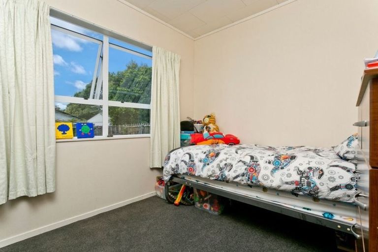 Photo of property in 14 Jumento Place, Unsworth Heights, Auckland, 0632
