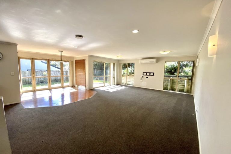 Photo of property in 28 Black Teal Close, Unsworth Heights, Auckland, 0632