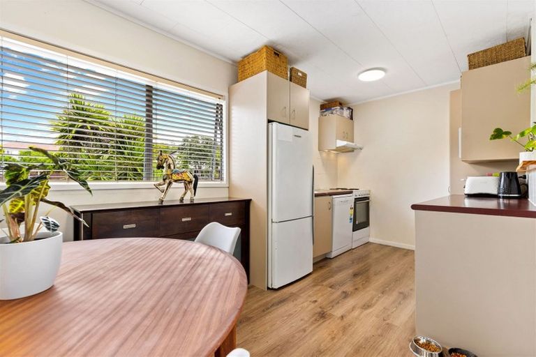 Photo of property in 10 Lorena Place, West Harbour, Auckland, 0618