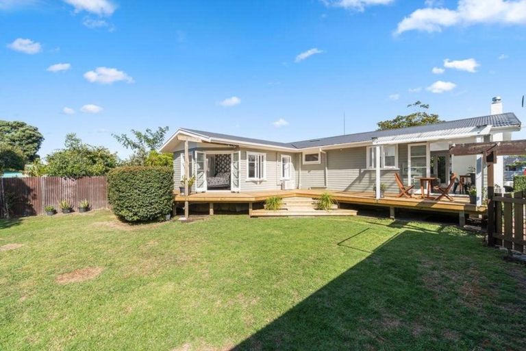 Photo of property in 55 Graham Avenue, Te Atatu Peninsula, Auckland, 0610