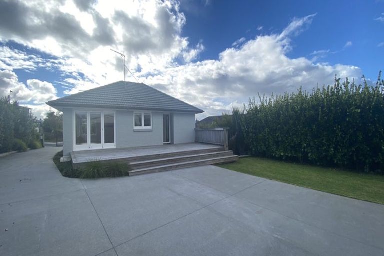 Photo of property in 5 Brookfield Road, Te Atatu Peninsula, Auckland, 0610