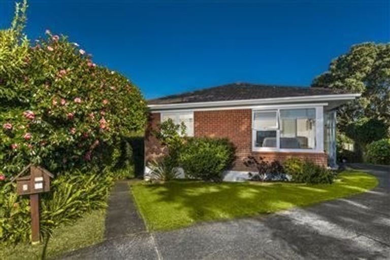 Photo of property in 1/33 Knightsbridge Drive, Forrest Hill, Auckland, 0620