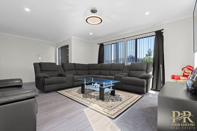 Photo of property in 11 Koroheke Road, Takanini, 2110