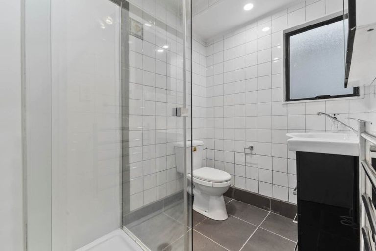 Photo of property in 2/8 Kirklow Place, Goodwood Heights, Auckland, 2105