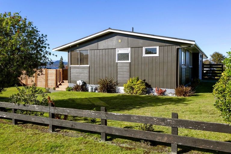 Photo of property in 11 Besley Place, Acacia Bay, Taupo, 3330